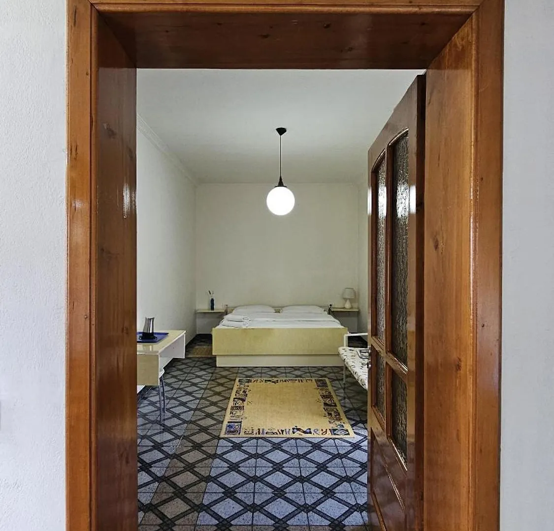 Angie'S Shared Villa Tam Tirana