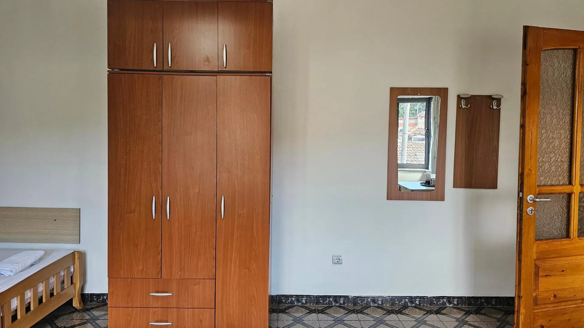 Homestay Angie'S Shared Villa Tam Tirana