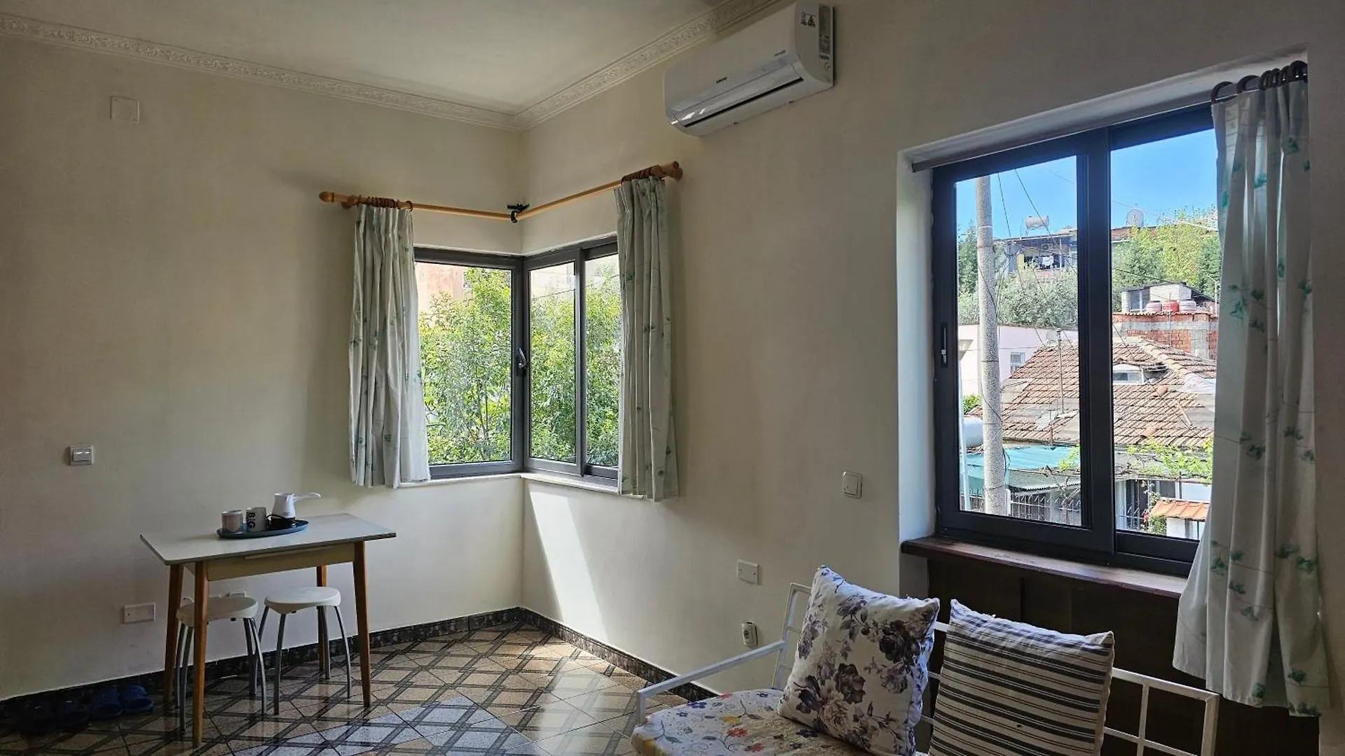 Angie'S Shared Villa Tam Tirana