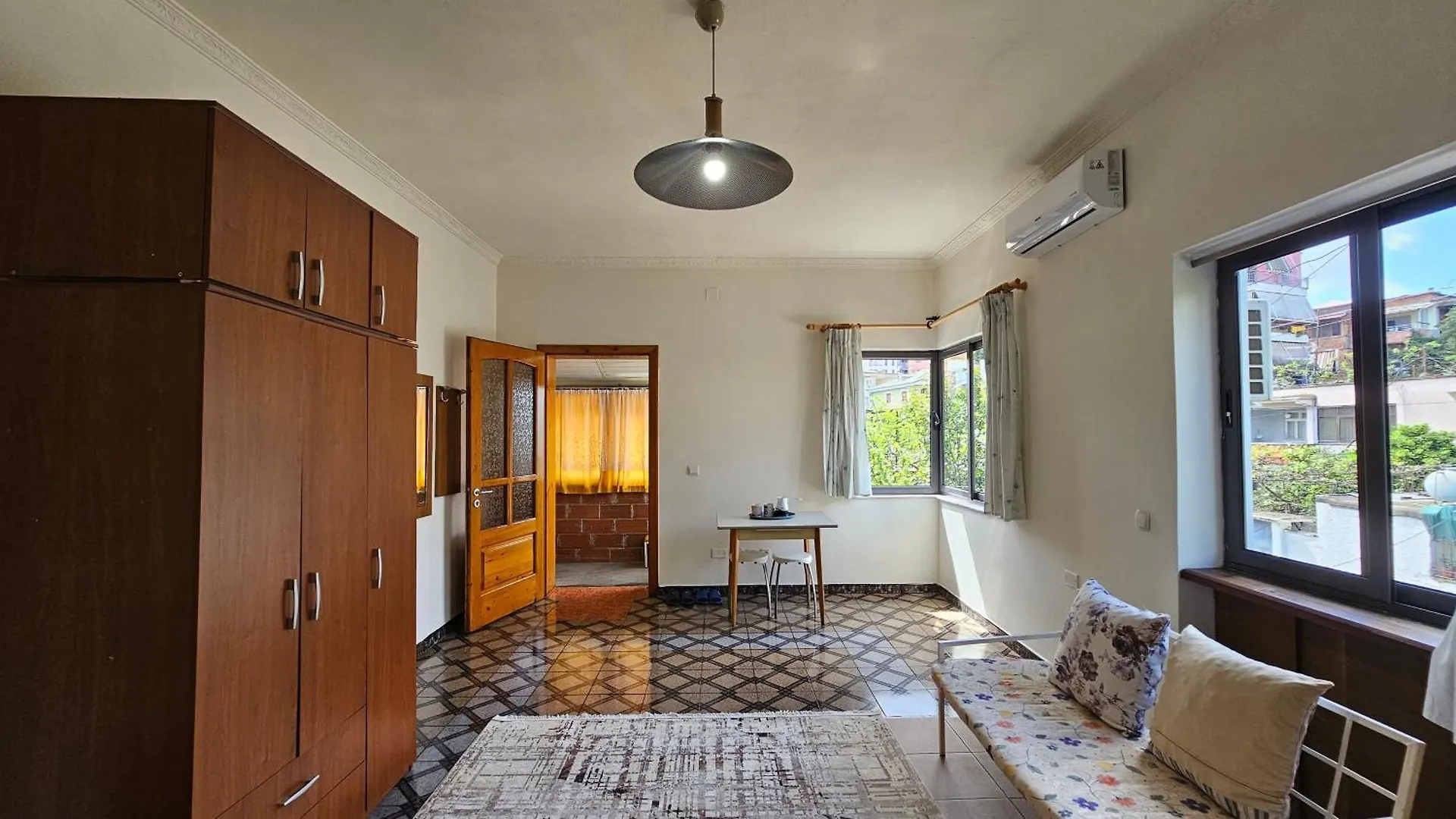 Homestay Angie'S Shared Villa Tam Tirana