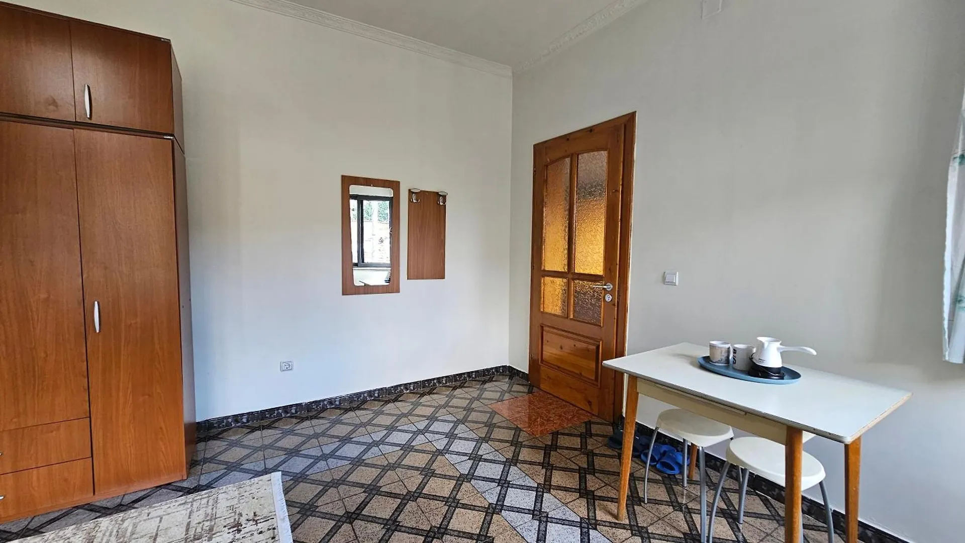 Homestay Angie'S Shared Villa Tam Tirana