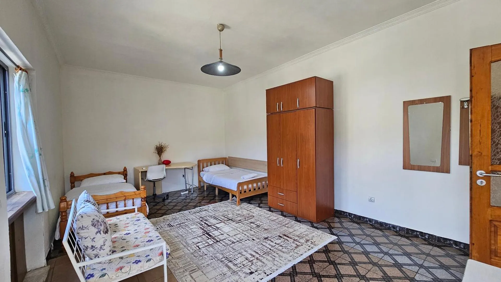 Angie'S Shared Villa Tam Tirana