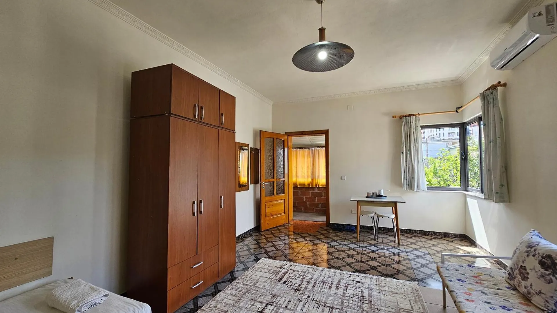 Angie'S Shared Villa Tam Tirana