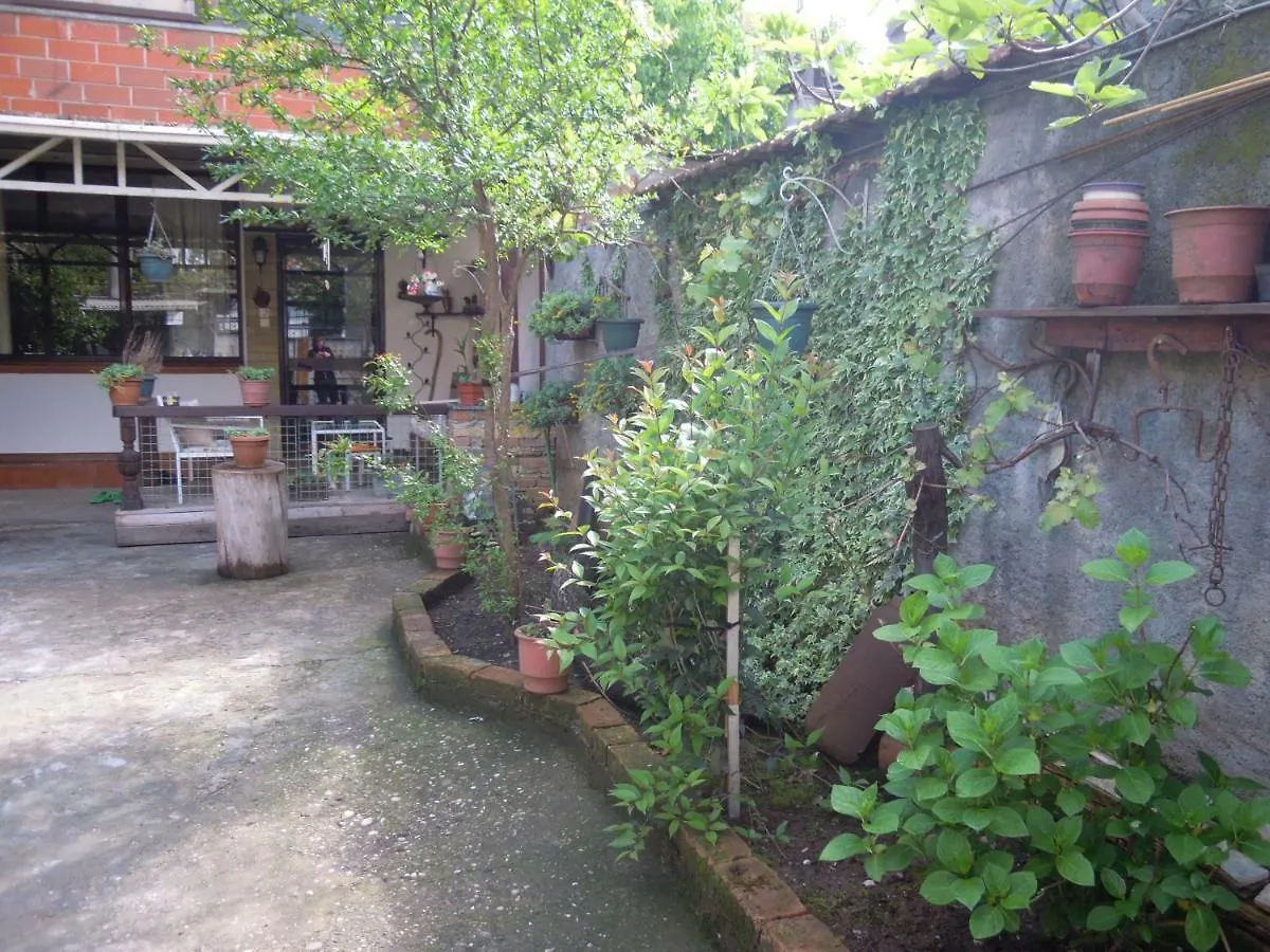 Angie'S Shared Villa Tam Tirana